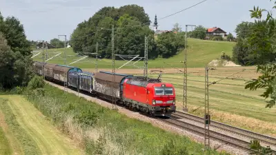 Elektrolokomotive DB Vectron 193 037 mit einem Güterzug bei Niederstrass