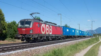 Elektrolokomotive ÖBB Vectron 1293 067 mit Containern bei Niederstrass