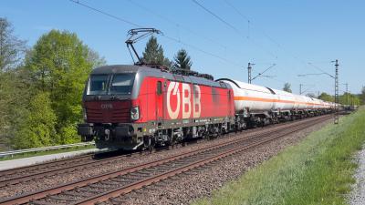Elektrolokomotive ÖBB Vectron 1293 186 mit Kesselwagen bei Vilshofen