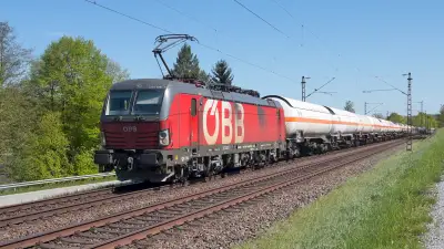 Elektrolokomotive ÖBB Vectron 1293 186 mit Kesselwagen bei Vilshofen