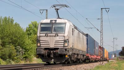 Elektrolokomotive SIEMENS Vectron 193 430 mit Taschenwagen in Freilassing