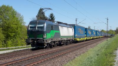 Elektrolokomotive SIEMENS Vectron 6193 932-1 mit Taschenwagen bei Vilshofen