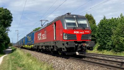 Elektrolokomotive SIEMENS Vectron FOX rail 193 966 mit Taschenwagen in Freilassing