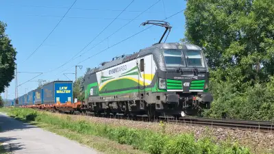 Elektrolokomotive GYSEV CARGO Vectron 193 235 mit Taschenwagen LKW Walter