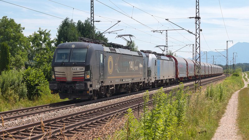 Elektrolokomotive MRCE X4E-626 und RAILPOOL 193 141 bei Niederstrass
