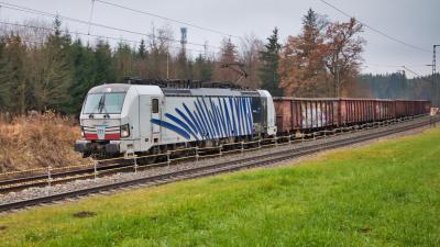 Lokomotion SIEMENS Vectron mit einem Güterzug bei Teisendrof