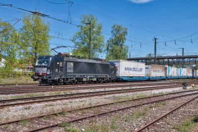 MRCE SIEMENS Vectron 193 670 mit einem Güterzug in Freilassing