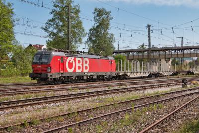 ÖBB SIEMENS Vectron 1293 043 mit einem Güterzug in Freilassing