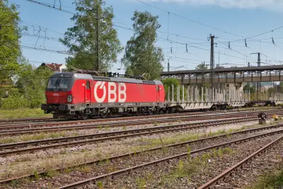 ÖBB SIEMENS Vectron 1293 043 mit einem Güterzug in Freilassing