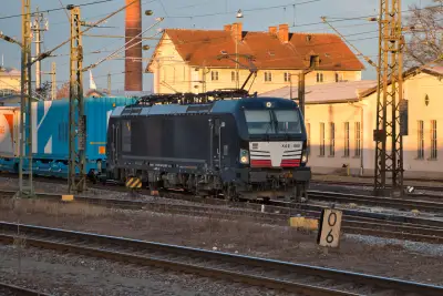 MRCE SIEMENS Vectron 193 668 mit einem Güterzug in Freilassing