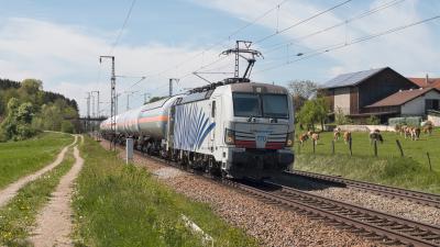 Elektrolokomotive SIEMENS Vectron Lokomotion 193 770 mit Kesselwagen bei Niederstrass