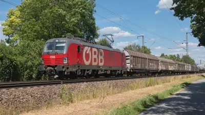 Elektrolokomotive ÖBB Vectron 1293 198 mit einem Güterzug in Freilassing