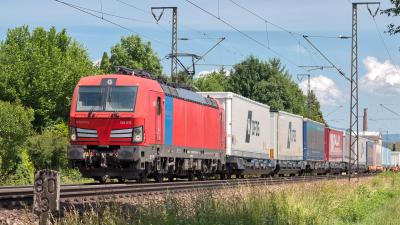 Elektrolokomotive RAILPOOL Vectron 193 313 mit einem Güterzug in Freilassing