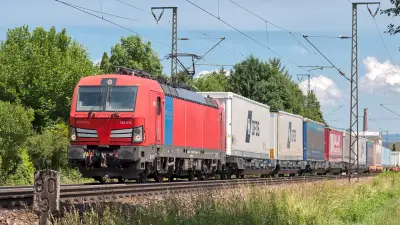 Elektrolokomotive RAILPOOL Vectron 193 313 mit einem Güterzug in Freilassing