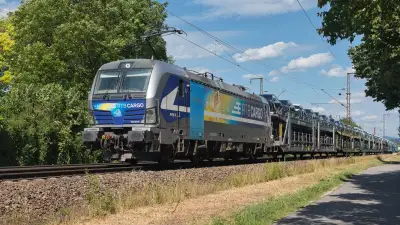 Elektrolokomotive RAILPOOL RTB CARGO 193 824-0 mit einem Autotransporter in Freilassing