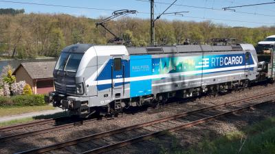 Elektrolokomotive RAILPOOL RTB Cargo 6193 810-9 mit einem Autotransporter bei Vilshofen