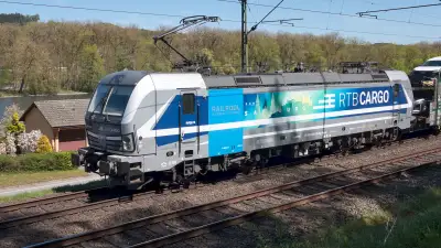Elektrolokomotive RAILPOOL RTB Cargo 6193 810-9 mit einem Autotransporter bei Vilshofen