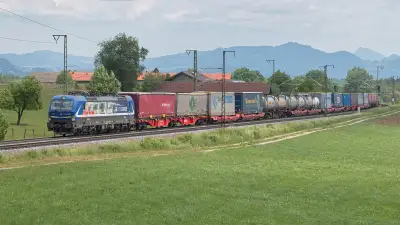 Elektrolokomotive RTB Cargo 193 565 mit einem Güterzug bei Niederstrass