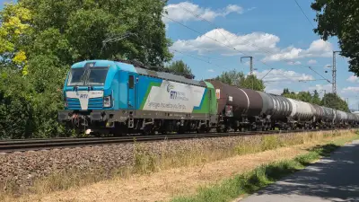 Elektrolokomotive RTI Vectron 383 111-2 mit einem Kesselwagenzug in Freilassing