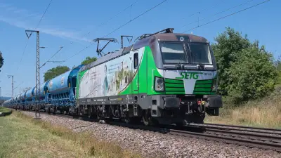 Elektrolokomotive SIEMENS Vectron SETG 193 831 mit einem Güterzug in Freilassing