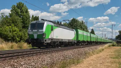 Elektrolokomotive SETG Vectron 193 821 mit einem Güterzug in Freilassing