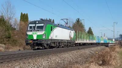 Elektrolokomotive SETG Vectron 193 919 mit Rungenwagen in Freilassing