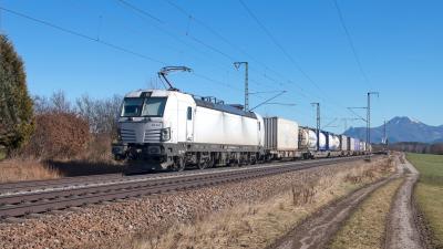 Elektrolokomotive SIEMENS Vectron 193 434 mit einem Güterzug bei Niederstraß