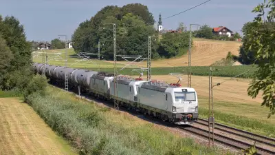 Drei Vectrons mit einem Kesselwagenzug vorne ELL Vectron 7193 643