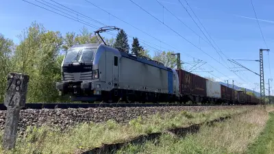 Elektrolokomotive RAILPOOL Vectron 7193 910 mit einem Güterzug in Freilassing
