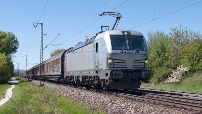 Elektrolokomotive akiem Vectron 7193 008 mit einem Güterzug in Freilassing