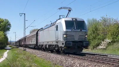 Elektrolokomotive akiem Vectron 7193 008 mit einem Güterzug in Freilassing