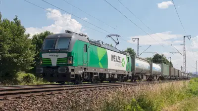 Elektrolokomotive WENZEL Logistics Vectron 1193 900 mit einem Güterzug in Freilassing