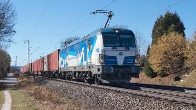 Elektrolokomotive Vectron WLC 1193-980 mit einem Güterzug in Freilassing