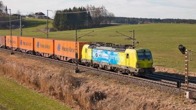 Elektrolokomotive Vectron WLC 193 588 mit Containern bei Niederstrass