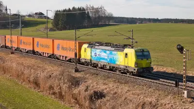 Elektrolokomotive Vectron WLC 193 588 mit Containern bei Niederstrass