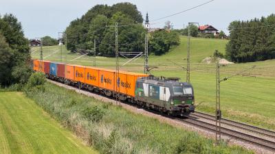 ELL Wiener Lokalbahnen Cargo Vectron 193 224 mit einem Containerzug bei Niederstrass