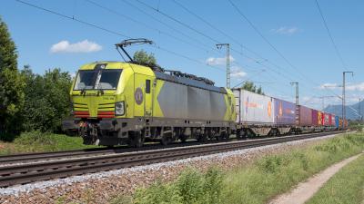 Elektrolokomotive alpha Vectron 7193 100 mit einem Güterzug bei Niederstrass