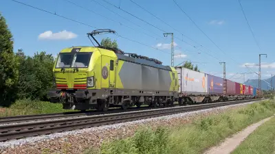Elektrolokomotive alpha Vectron 7193 100 mit einem Güterzug bei Niederstrass