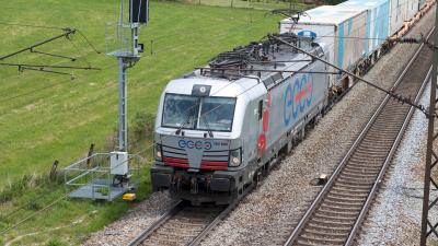 Elektrolokomotive ecco Vectron 193 889 mit Taschenwagen bei Niederstrass