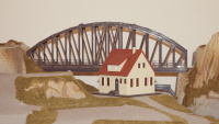 NOCH Fertiggelände, PIKO Häuschen, Märklin Brücke