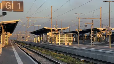 Goldener Glanz leerer Bahnhof Freilassing Bahnsteige Gleise Masten