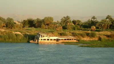 Schiffswrack Africa im Nil Ägypten Ufer Fujifilm FinePix 2600 Zoom