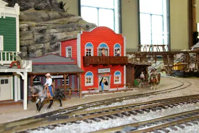 LGB-Westernbahn der Lokwelt Freilassing Salloon mit Damen und Reiter