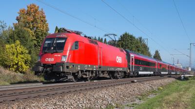 Elektrolokomotive ÖBB Taurus 1016 042 mit einem Railjet 2 in Freilassing