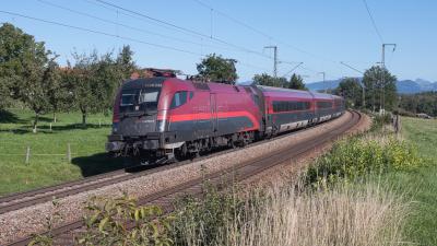 Elektrolokomotive Österreichische Bundesbahnen ÖBB 1116 242 mit einem Railjet 