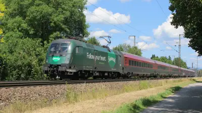 Elektrolokomotive ÖBB 1116 248 Steiermark mit einem Railjet in Freilassing