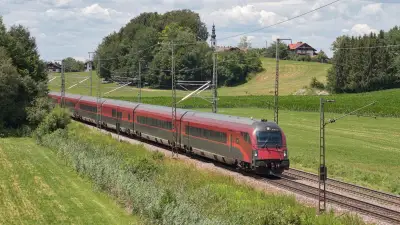 Schnellzug ÖBB Railjet mit dem Steuerwagen voraus bei Niederstrass