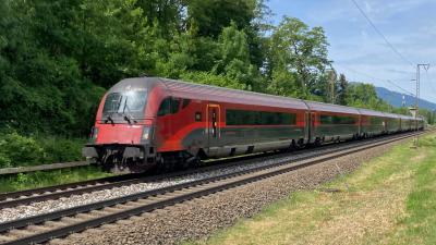 Schnellzug ÖBB Railjet Steuerwagen voraus bei Freilassing