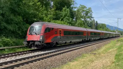 Schnellzug ÖBB Railjet Steuerwagen voraus bei Freilassing
