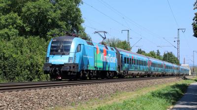 Elektrolokomotive ÖBB Taurus 1116 244 mit Railjet KlimaTicket in Freilassing